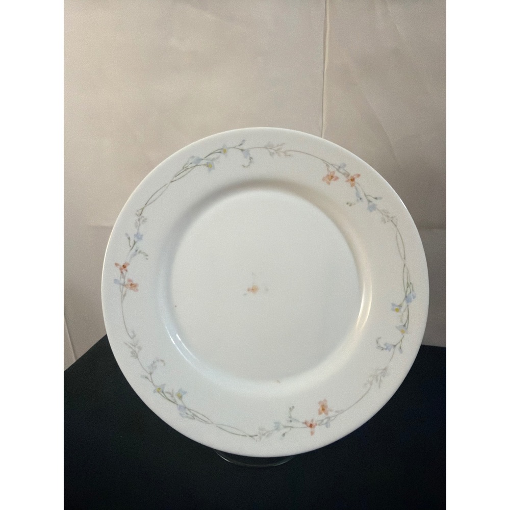 Arcopal Dinner Plates Set of 4 10.75in White Floral France Good Break Resistant